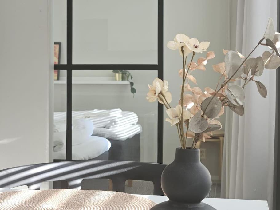Modern One-bedroom With Glazed Sun Balcony, 350m Metro Appartement *