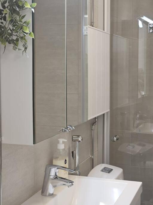 Appartement Modern One-bedroom With Glazed Sun Balcony, 350m Metro *